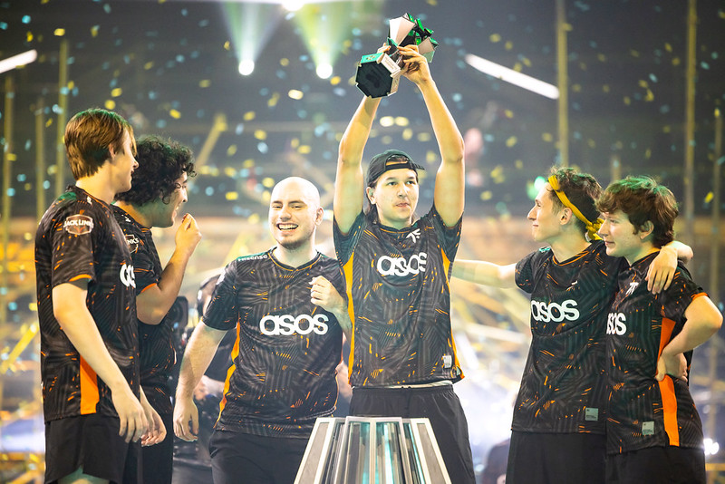 Leo lifts the trophy with FNATIC standing around him