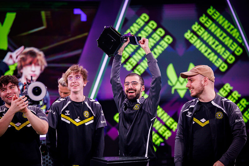 Sayf lifts the 2025 Kickoff trophy with Vitality