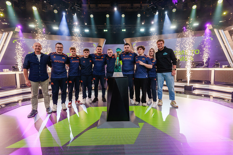 Desmo (fourth from left) with Apeks in 2024.