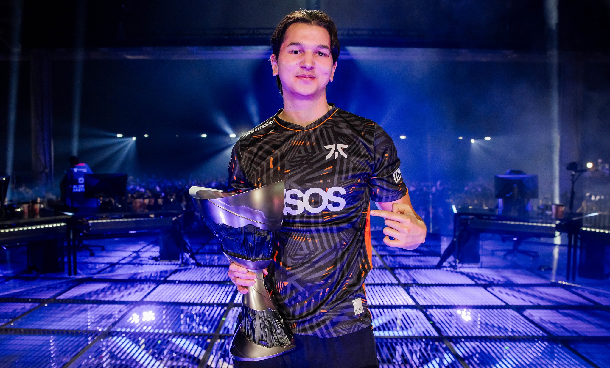 Leo holding Masters Tokyo trophy