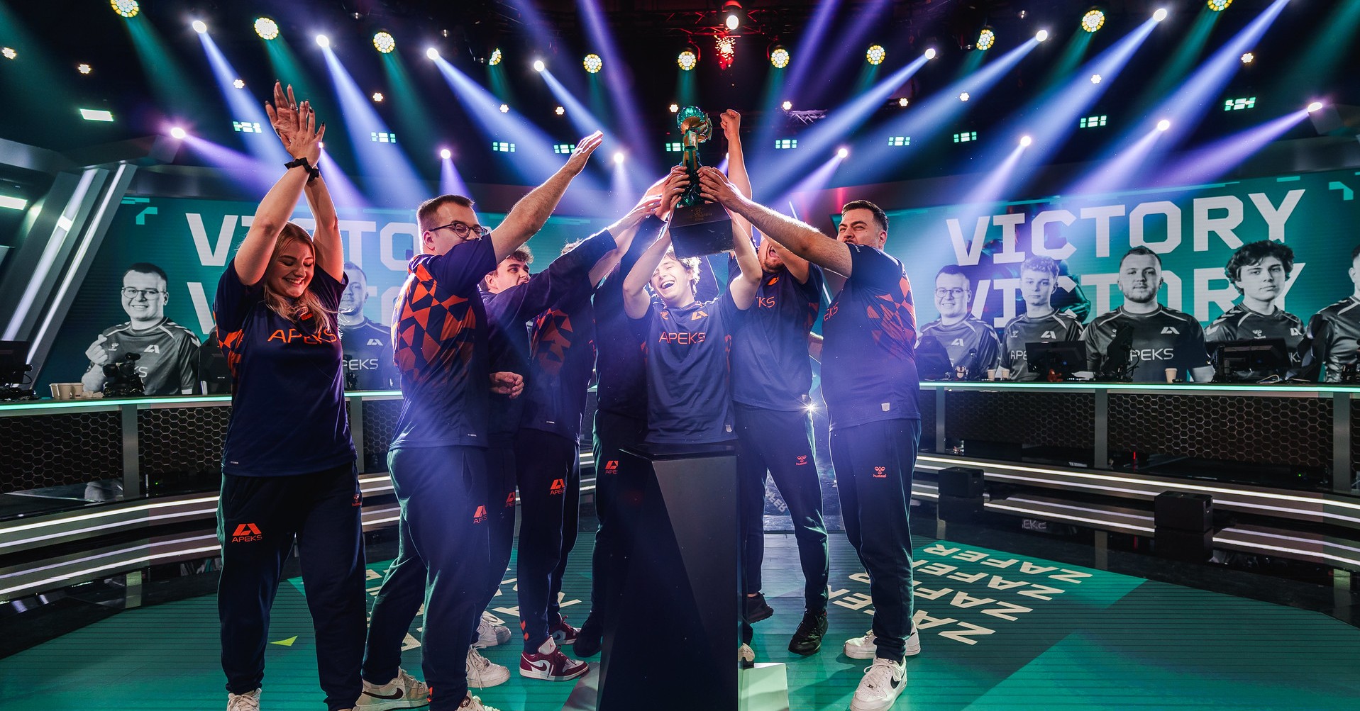 Apeks lifting the EMEA Ascension 2024 trophy