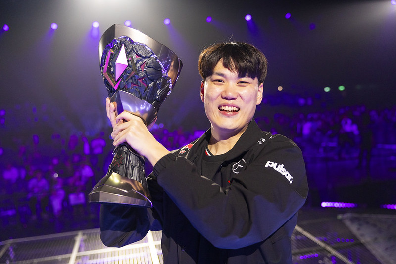 Autumn holding the Masters Bangkok trophy.
