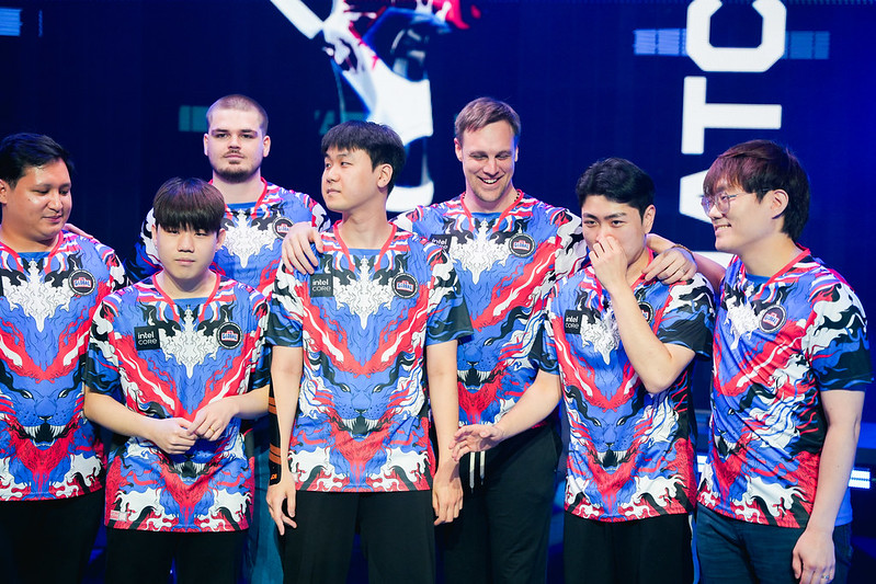 Elevated and Global pose on stage after defeating RRQ 2-0.