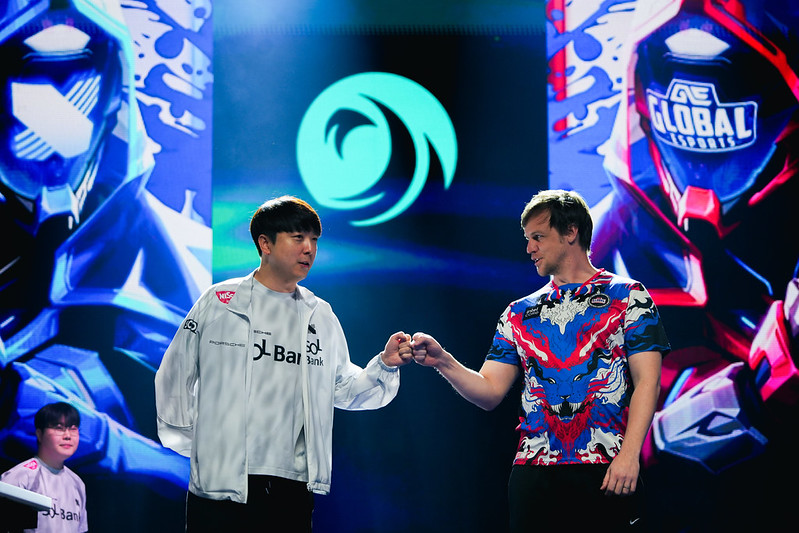 termi and Elevated exchange a fist bump ahead of DRX and GE's Stage 1 match.