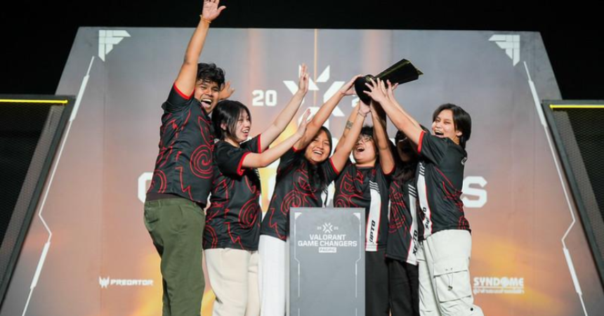 Xipto Esports GC lifting last year's GC Pacific trophy.