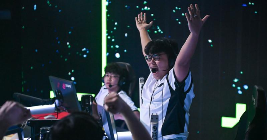 natz on stage with Team Secret in Stage 2.