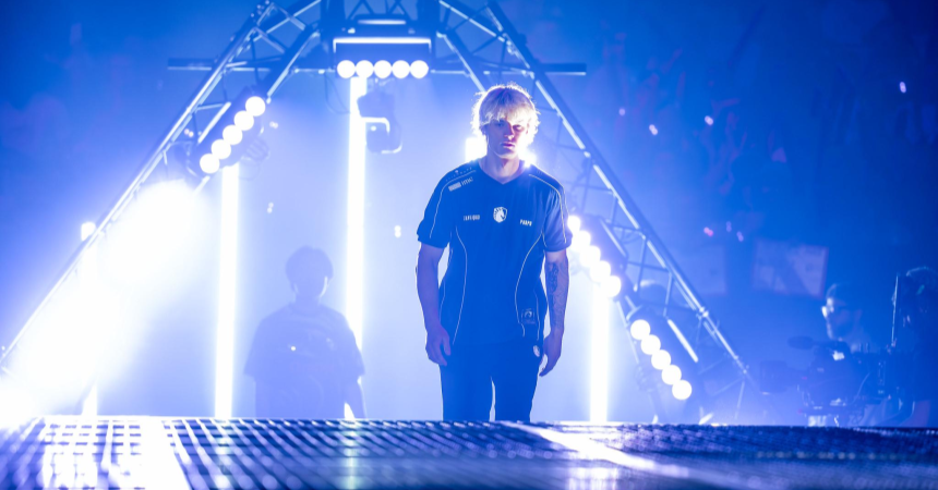 purp0 walking onto the stage at the Stage 2 grand final in Barcelona.