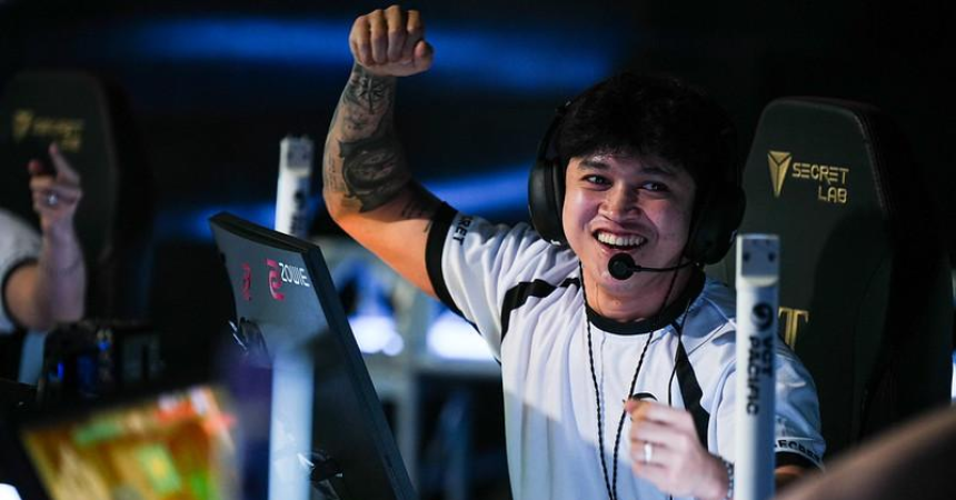 kellyS on stage with Team Secret in Stage 2.